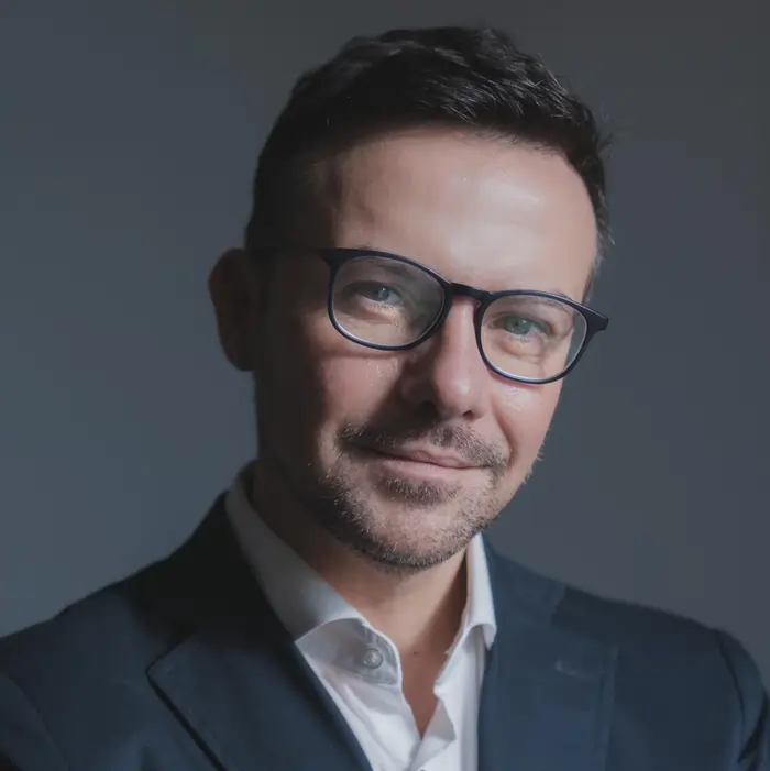 Intervista a Enrico Maria Secci: pratiche e strumenti per una psicoterapia che integra empatia e innovazione